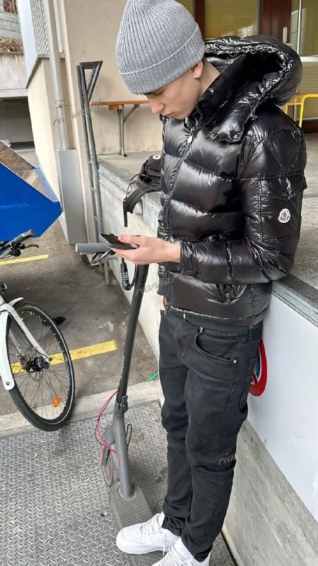 Schwarze Daunenjacke Moncler · Foto 5